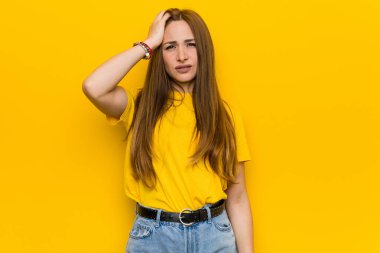 Genç kızıl kızıl saçlı kadın yorgun ve çok uykulu başında el tutmak.