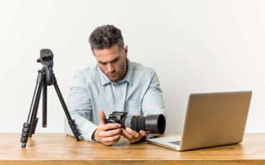 Genç yakışıklı fotoğrafçılık öğretmeni karışık, şüpheli ve emin hissediyor.