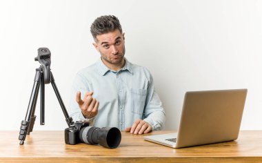 Genç yakışıklı fotoğraf öğretmeni seni işaret ediyor sanki davet ediyormuş gibi yaklaşın.