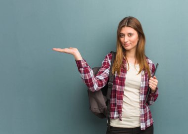 Genç öğrenci Rus kadın eliyle bir şey tutarak