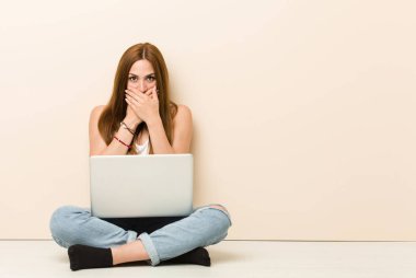 Evinin zemininde oturan genç zencefilli kadın elleriyle ağzını kapatarak şok eve geldi.