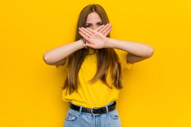 Genç kızıl kızıl saçlı kadın bir inkar jestyapıyor