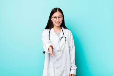 Genç Çinli doktor kadın tebrik jesti kamera da el germe.