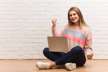 Teslim olmayan genç Rus öğrenci kadın oturuyor