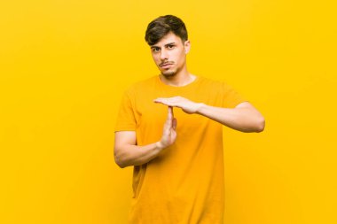 Genç İspanyol rahat adam bir zaman dilimi jest gösteren.