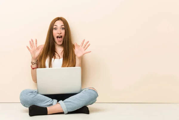 Jonge Gember Vrouw Zittend Haar Huis Verdieping Het Vieren Van — Stockfoto