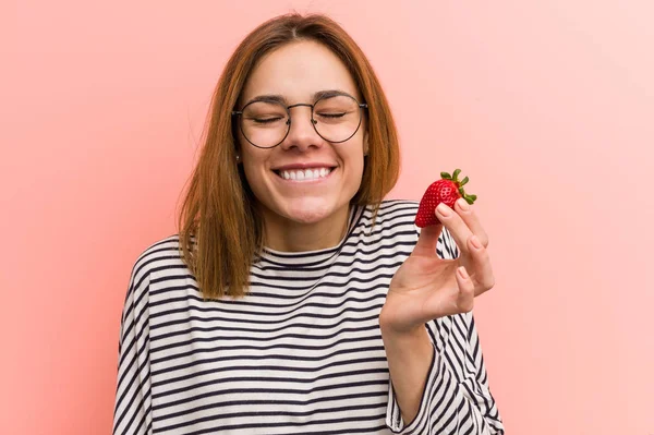 Retrato Mujer Joven Degustando Una Fresa Fresca —  Fotos de Stock