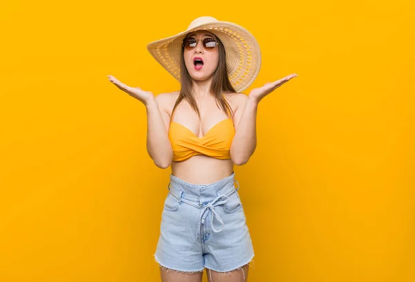 Mujer Joven Caucásica Con Sombrero Paja Mirada Verano Sorprendida Conmocionada — Foto de Stock