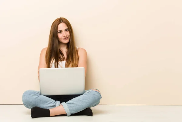 Jonge Gember Vrouw Zittend Haar Huis Vloer Die Vertrouwen Voelt — Stockfoto