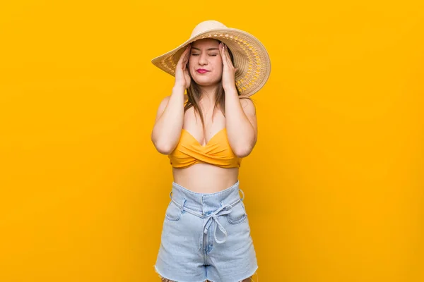 Mujer Caucásica Joven Con Sombrero Paja Mirada Verano Tocar Las — Foto de Stock