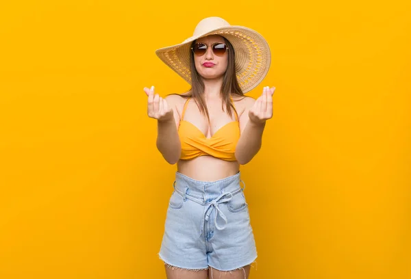 Mulher Caucasiana Jovem Usando Chapéu Palha Olhar Verão Mostrando Que — Fotografia de Stock