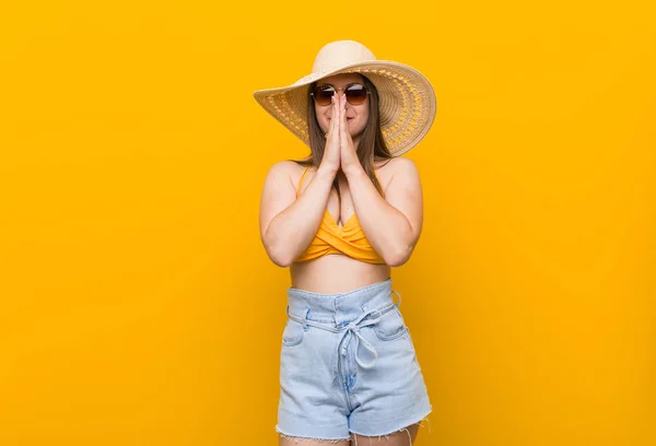 Mulher Caucasiana Jovem Usando Chapéu Palha Verão Olhar Mãos Dadas — Fotografia de Stock