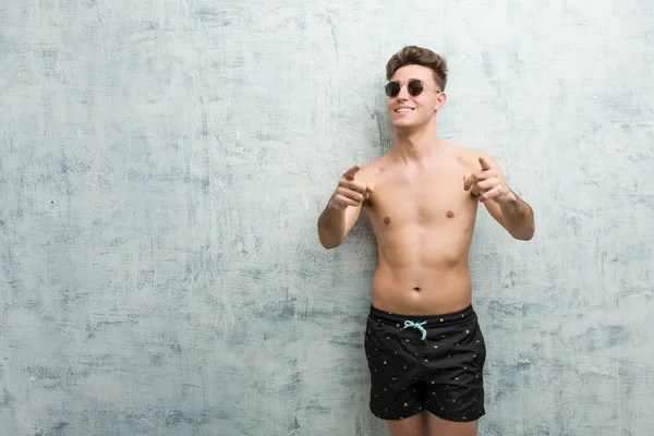 Young Caucasian Man Wearing Swimsuit Cheerful Smiles Pointing Front — Stock Photo, Image