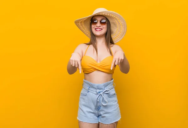 Mulher Caucasiana Jovem Usando Chapéu Palha Olhar Verão Aponta Para — Fotografia de Stock