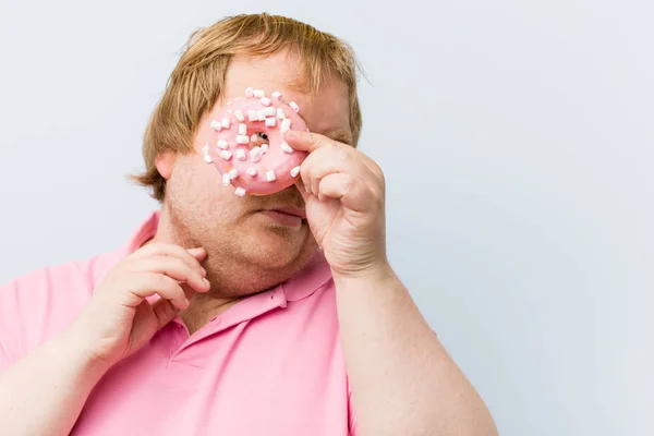 Kaukasische Gekke Blonde Dikke Man Met Een Donuts — Stockfoto