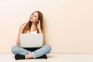 Genç zencefilli kadın bir dedikodu dinlemeye çalışırken evinin katta oturan.