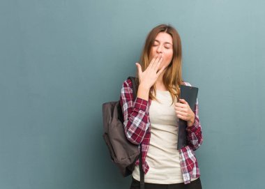 Genç öğrenci Rus kadın yorgun ve çok uykulu