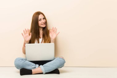 Genç zencefilli kadın evin intisiyat jesti gösteren birini reddederek evinin zemininde oturan.