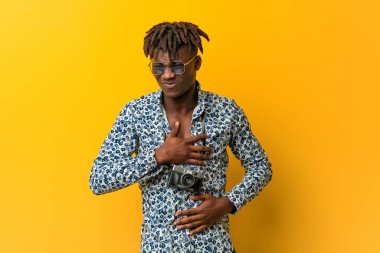 Genç siyah rasta adam bir tatil giyen hasta bakmak, mide ağrısı muzdarip, ağrılı hastalık kavramı.