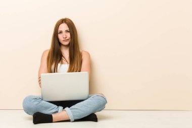 Genç zencefil kadın alaycı ifade ile kamera bakarak mutsuz evinin katta oturan.