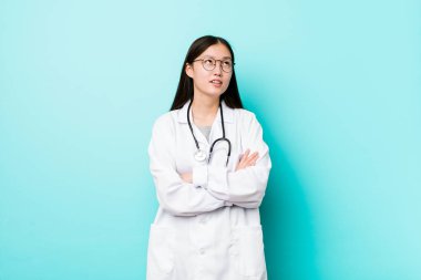 Genç Çinli doktor kadın tekrarlayan bir görev yorgun.