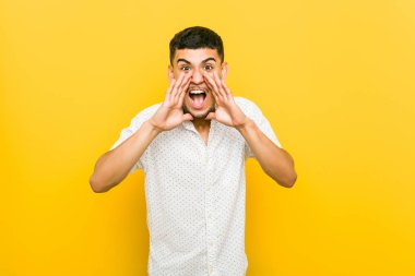 Genç İspanyol adam ön heyecanlı bağırıyor.