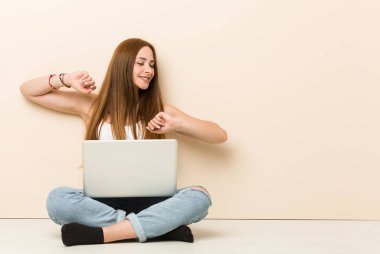 Genç zencefil kadın evinin zemin dans oturan ve eğleniyor.