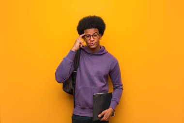 Genç Afro-Amerikan öğrenci adam bir fikir düşünüyor