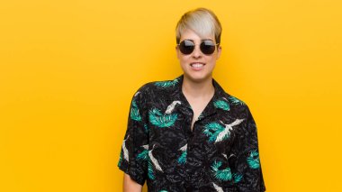 Genç kıvrımlı kadın bir yaz giyen mutlu, gülümseyen ve neşeli bakmak.