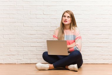 Yorgun ve sıkılmış oturan genç Rus öğrenci kadın