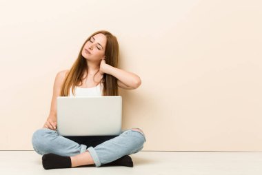 Genç zencefil kadın sedanter yaşam tarzı nedeniyle boyun ağrısı onun evinde katta oturan.