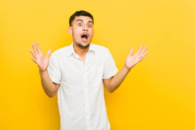 Genç İspanyol adam bir zafer ya da başarı kutluyor, o şaşırır ve şok.