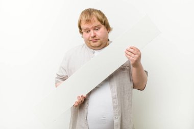 Bir pankart ile Kafkas deli sarışın şişman adam