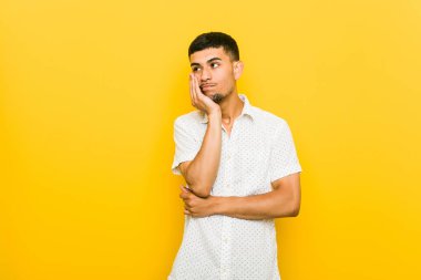 Sıkılmış, yorgun ve dinlenmek için bir gün ihtiyacı genç İspanyol adam.