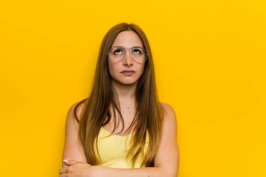 Tekrarlayan bir görev yorgun pervasız ile genç kızıl saçlı zencefil kadın.