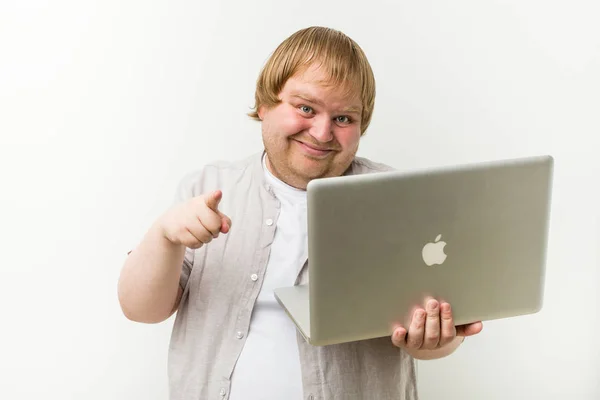 Caucásico Más Hombre Tamaño Sosteniendo Ordenador Portátil Sonrisas Alegres Apuntando — Foto de Stock