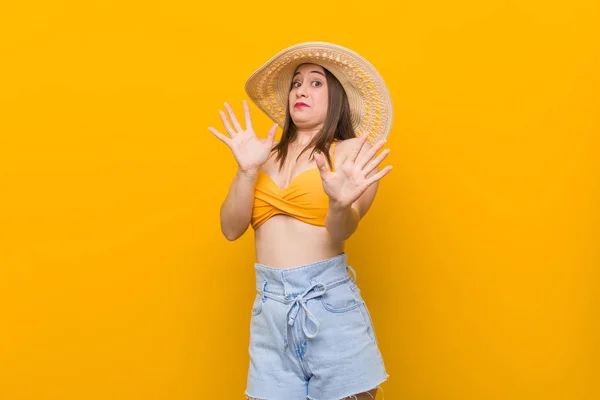 Mujer Caucásica Joven Con Sombrero Paja Mirada Verano Siendo Sorprendido — Foto de Stock