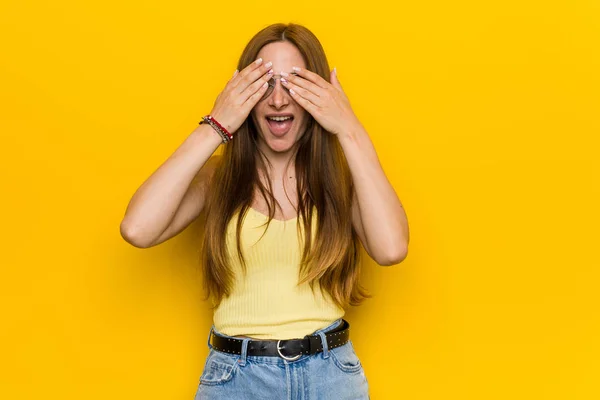 Joven Pelirroja Pelirroja Con Pecosa Cubre Los Ojos Con Las — Foto de Stock