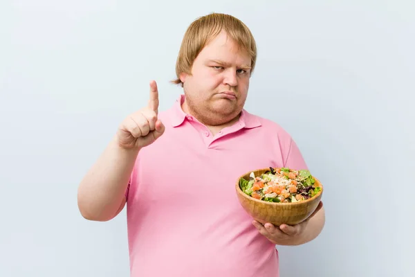 Beyaz Çılgın Sarışın Şişman Adam Bir Salata Kase Tutan — Stok fotoğraf