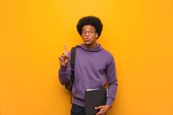 Jovem Estudante Afro Americano Homem Tendo Uma Grande Ideia Conceito — Fotografia de Stock