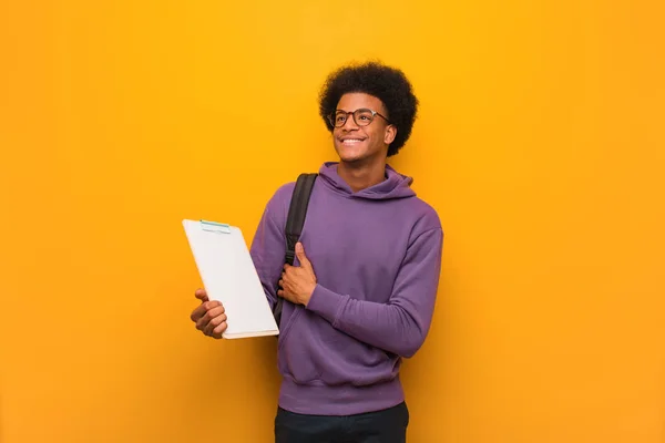 Jovem Estudante Afro Americano Segurando Uma Prancheta Sorrindo Confiante Cruzando — Fotografia de Stock
