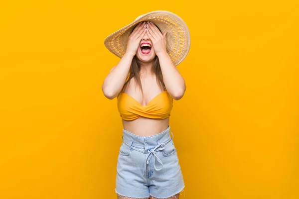 Mulher Caucasiana Jovem Usando Chapéu Palha Olhar Verão Cobre Olhos — Fotografia de Stock