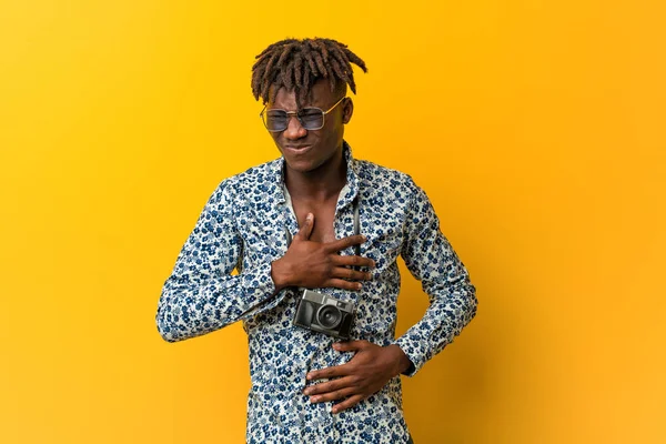 Genç siyah rasta adam bir tatil giyen hasta bakmak, mide ağrısı muzdarip, ağrılı hastalık kavramı.