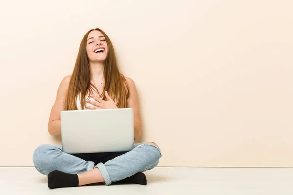 Jonge Gember Vrouw Zittend Haar Huis Vloer Lacht Gelukkig Heeft — Stockfoto