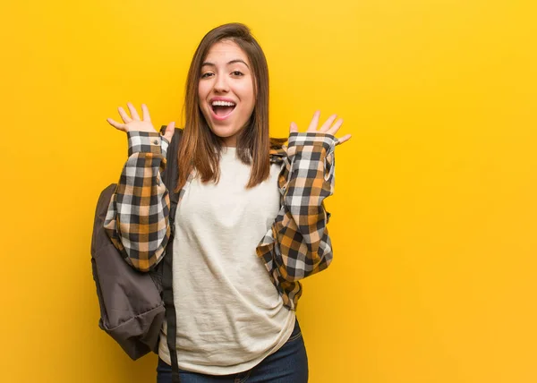 Junge Studentin Feiert Einen Sieg Oder Erfolg — Stockfoto