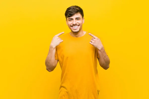Genç Spanyol Rahat Adam Gülümsüyor Ağızda Parmaklarını Işaret — Stok fotoğraf