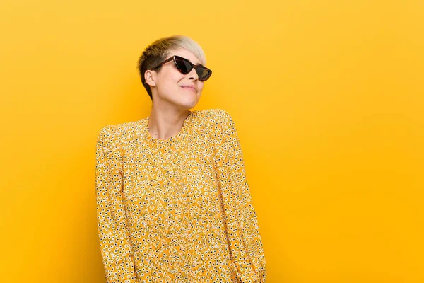 Genç kıvrımlı kadın hedefleri ve amaçları ulaşma hayali bir çiçek yazlık giysiler giyiyor