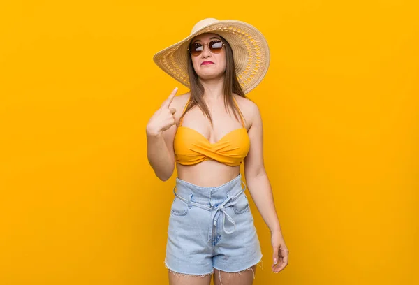 Mulher Caucasiana Jovem Usando Chapéu Palha Olhar Verão Apontando Com — Fotografia de Stock