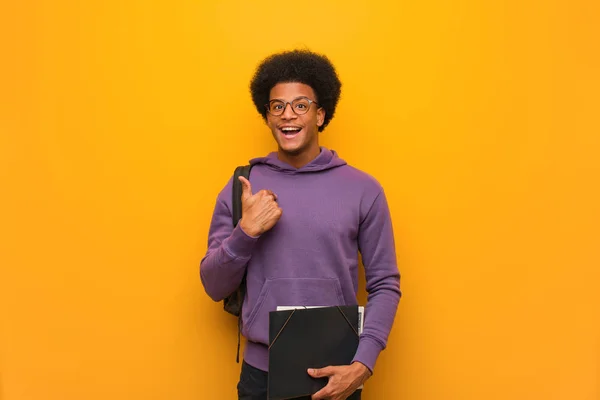 Jovem Estudante Afro Americano Surpreendido Sente Bem Sucedido Próspero — Fotografia de Stock