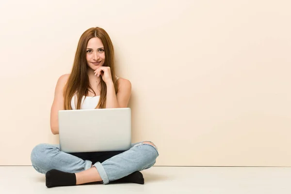 Jonge Gember Vrouw Zittend Haar Huis Vloer Glimlachend Gelukkig Zelfverzekerd — Stockfoto